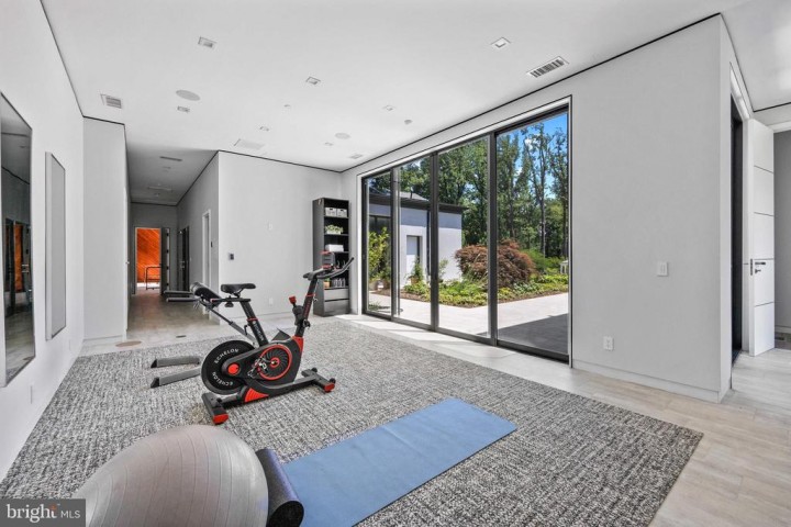 8801 FERNWOOD RD, BETHESDA, MD 20817