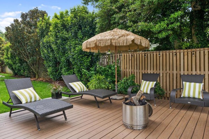 110 E LAKE DR, ANNAPOLIS, MD 21403