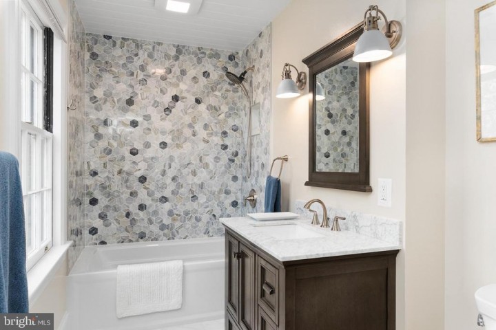 220 WARDOUR DR, ANNAPOLIS, MD 21401