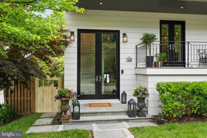 110 E LAKE DR, ANNAPOLIS, MD 21403